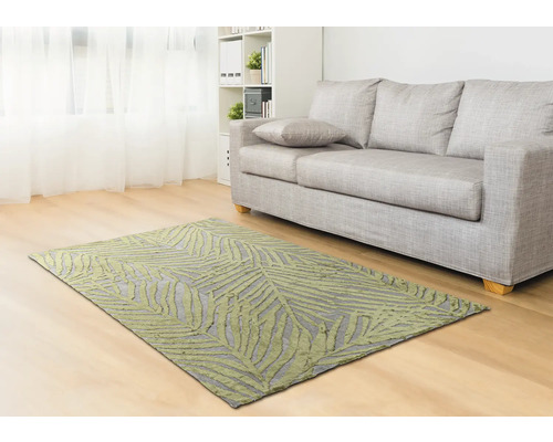 Salon avec canapé et tapis à motifs