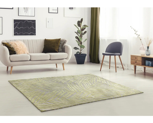 Salon avec tapis à motifs, canapé, chaise et plante d''intérieur