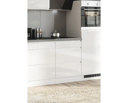 Cuisine avec plaque de cuisson, hotte et four