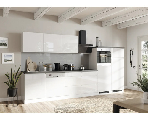 Cuisine moderne avec armoires blanches, hotte aspirante et plafond à poutres en bois