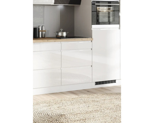 Küchenszene mit weißen Schränken, Holz-Arbeitsplatte und einigen Küchenutensilien