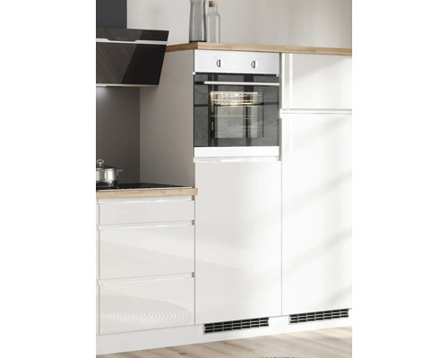 Scène de cuisine avec four intégré et hotte aspirante