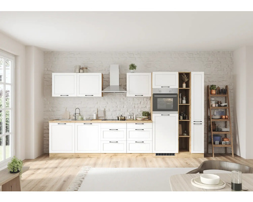 Cuisine claire avec armoires blanches, hotte aspirante et accents de bois devant un mur de pierre