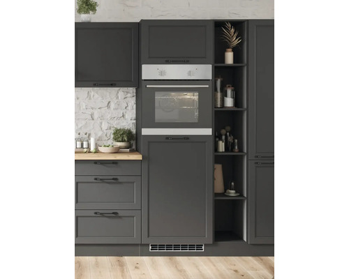 Küchenansicht mit eingebautem Ofen, Schränken und Regalen