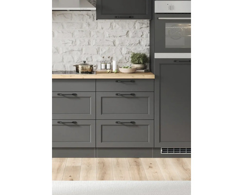 Küchenszene mit grauen Schränken, Holzarbeitsplatte und Kochutensilien