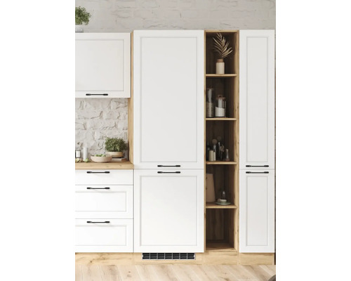 Cuisine avec façades d''armoires blanches et étagères