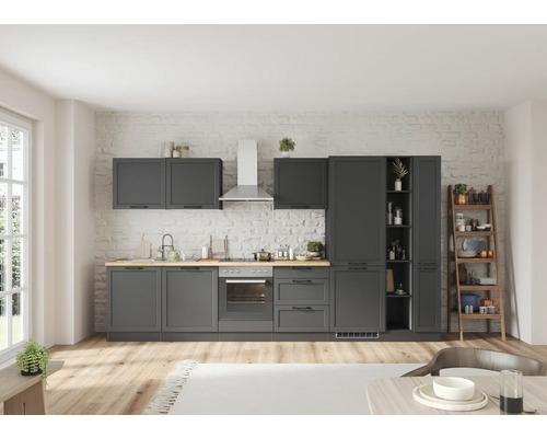 Cuisine lumineuse avec armoires grises, plan de travail en bois et étagère échelle