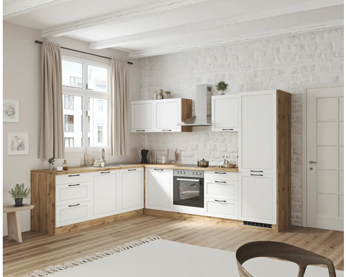 Helle Küche mit weißen Schränken, Holzoberflächen und modernen Geräten.