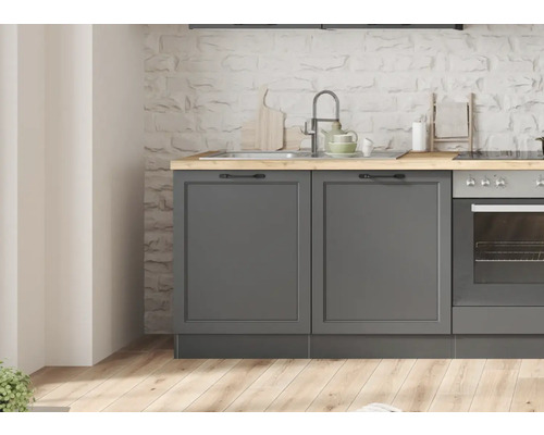 Küchenszene mit Spüle, Herd und grauen Unterschränken