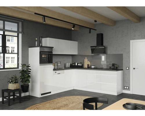 Cuisine claire avec appareils intégrés et éclairage moderne