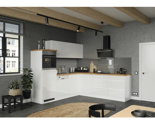 Cuisine moderne avec armoires blanches, plan de travail en bois et accents noirs.