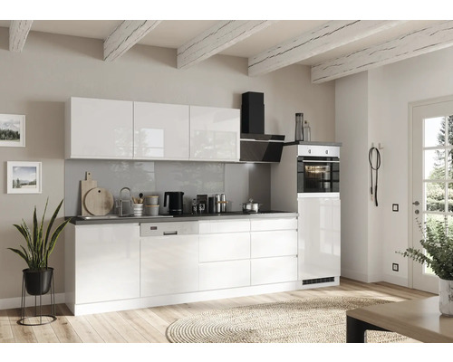 Cuisine claire avec façades blanches brillantes, plan de travail et divers appareils de cuisine.