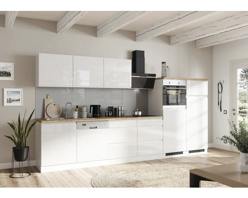 Cuisine lumineuse avec armoires blanches, hotte aspirante et plans de travail en bois