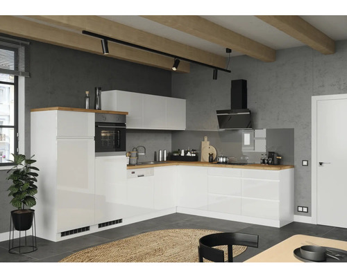 Cuisine claire avec appareils modernes et accents de bois