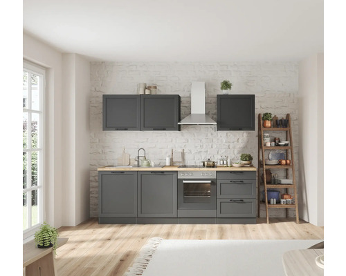 Cuisine lumineuse avec armoires grises, plan de travail en bois et échelle à étagères