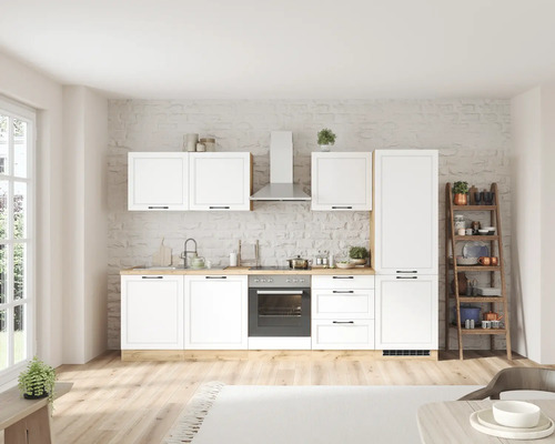 Cuisine lumineuse avec armoires blanches, détails en bois et hotte argentée.