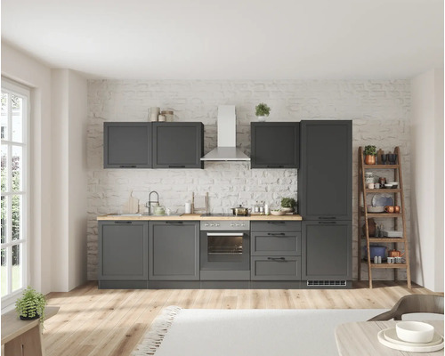 Cuisine complète avec armoires grises, hotte aspirante et étagère échelle devant un mur de briques.