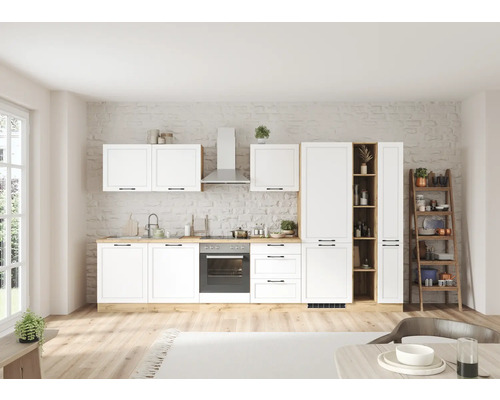 Cuisine claire avec armoires blanches, hotte aspirante et étagère en bois.