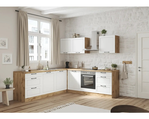 Cuisine lumineuse avec armoires blanches et plans de travail en bois sous une fenêtre