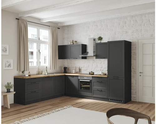 Cuisine lumineuse avec armoires de cuisine grises, plan de travail en bois et murs blancs.