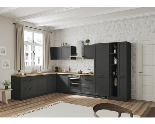 Cuisine moderne avec armoires grises, plans de travail en bois et murs blancs.