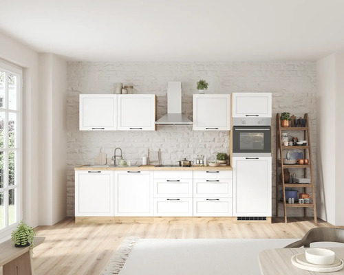 Cuisine lumineuse avec armoires blanches, hotte aspirante et étagère en bois