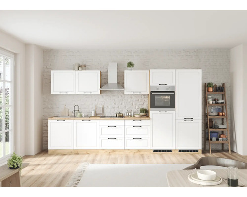 Cuisine lumineuse avec armoires blanches, plan de travail et étagères