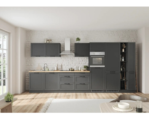 Cuisine moderne avec armoires grises, plan de travail en bois et hotte aspirante en acier inoxydable