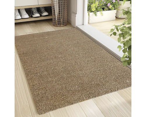 Fussmatte aus Kokos vor einer Haustür