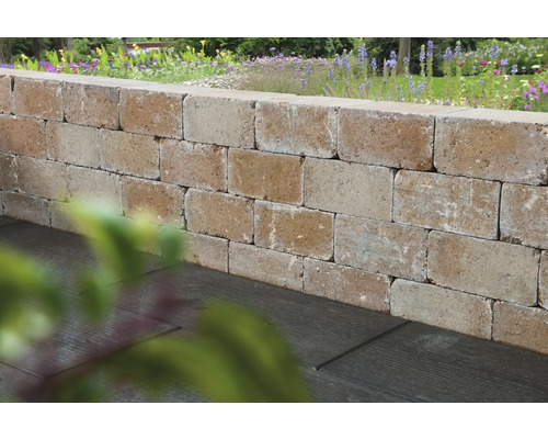 Mur en pierres de maçonnerie dans le jardin