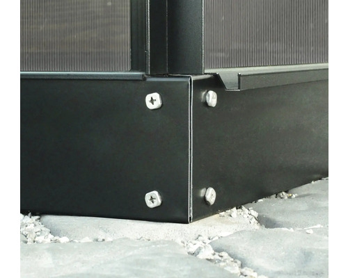 Vue détaillée d''une construction de serre métallique avec des vis