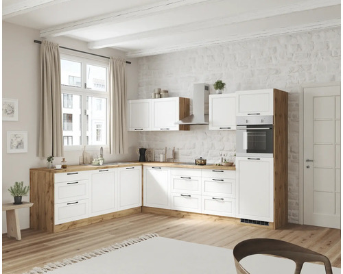 Helle Küche im Landhausstil mit weißen Schränken und Arbeitsplatten aus Holz