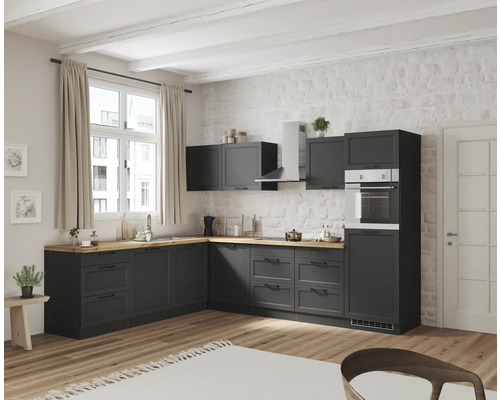 Cuisine lumineuse avec armoires de cuisine, plan de travail en bois et mur de briques blanches