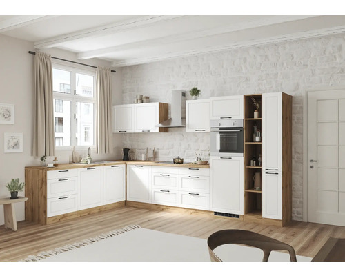 Cuisine claire avec armoires blanches et plan de travail en bois