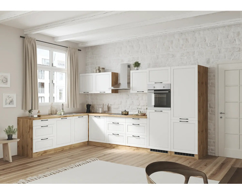 Cuisine complète avec façades blanches et plans de travail en bois dans une pièce lumineuse