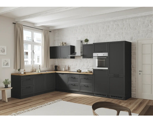 Cuisine moderne avec armoires de cuisine et appareils dans une pièce lumineuse