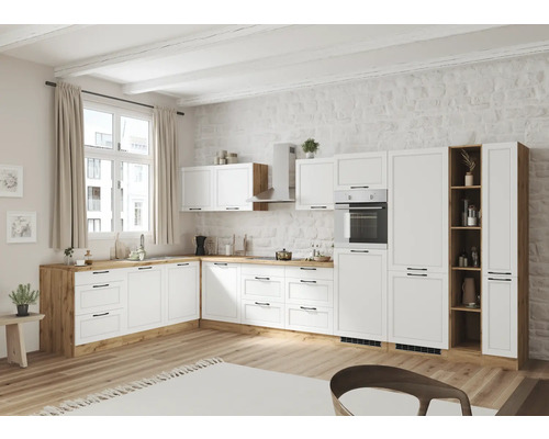 Cuisine lumineuse avec armoires blanches et plans de travail en bois pour un design de cuisine moderne.