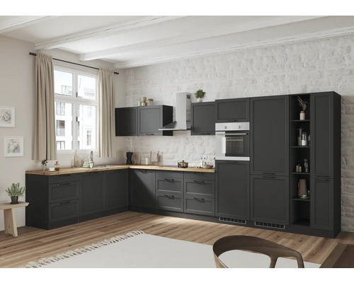 Cuisine lumineuse avec armoires sombres, surfaces en bois et murs blancs
