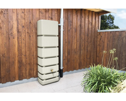 Regenwassertank aus Kunststoff mit Wasserhahn an einer Holzwand