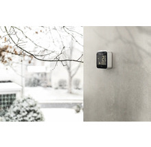 Eve Wetterstation an der Wand mit Aussenansicht im Winter