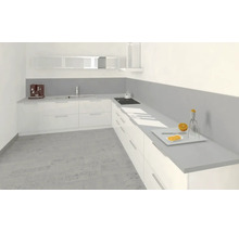 Helle Einbauküche mit Küchengeräten und Orangenpresse