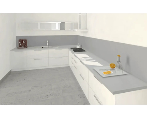 Helle Einbauküche mit Küchengeräten und Orangenpresse