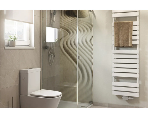 Modernes Badezimmer mit Toilette, Dusche und Heizkörper mit Handtuch