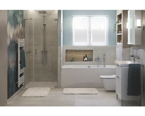 Salle de bains lumineuse avec douche, baignoire, lavabo et toilettes.