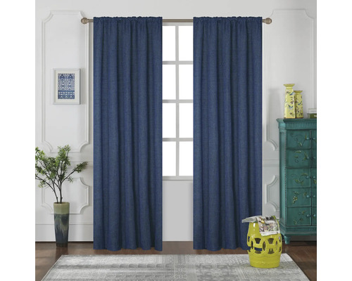 Zwei blaue Vorhänge hängen vor einem Fenster in einem hellen Raum.