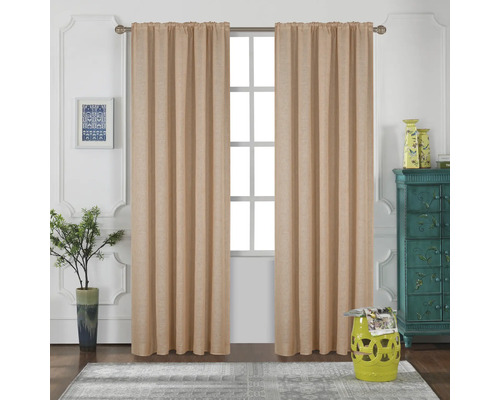 Scène avec des rideaux beige devant une fenêtre, complétée par des éléments décoratifs tels qu''une table d''appoint, une commode et des plantes d''intérieur.