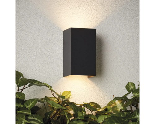 Schwarze Aussenwandleuchte aus Metall mit Lichteffekt