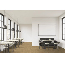 Intérieur d''un restaurant avec tables, chaises et suspensions