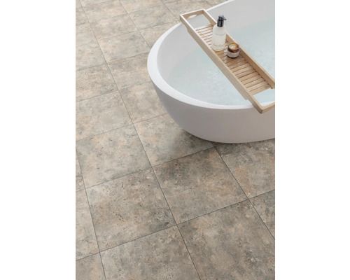 Badezimmer mit quadratischen Fliesen und Badewanne