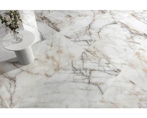 Szene mit Bodenfliesen in Marmoroptik und kleinem Tisch mit Blumenvase